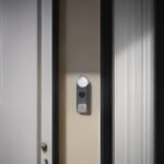 Videocitofono wifi installato accanto alla porta di casa